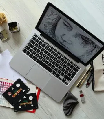 میز کار با لپ تاپ و سی دی